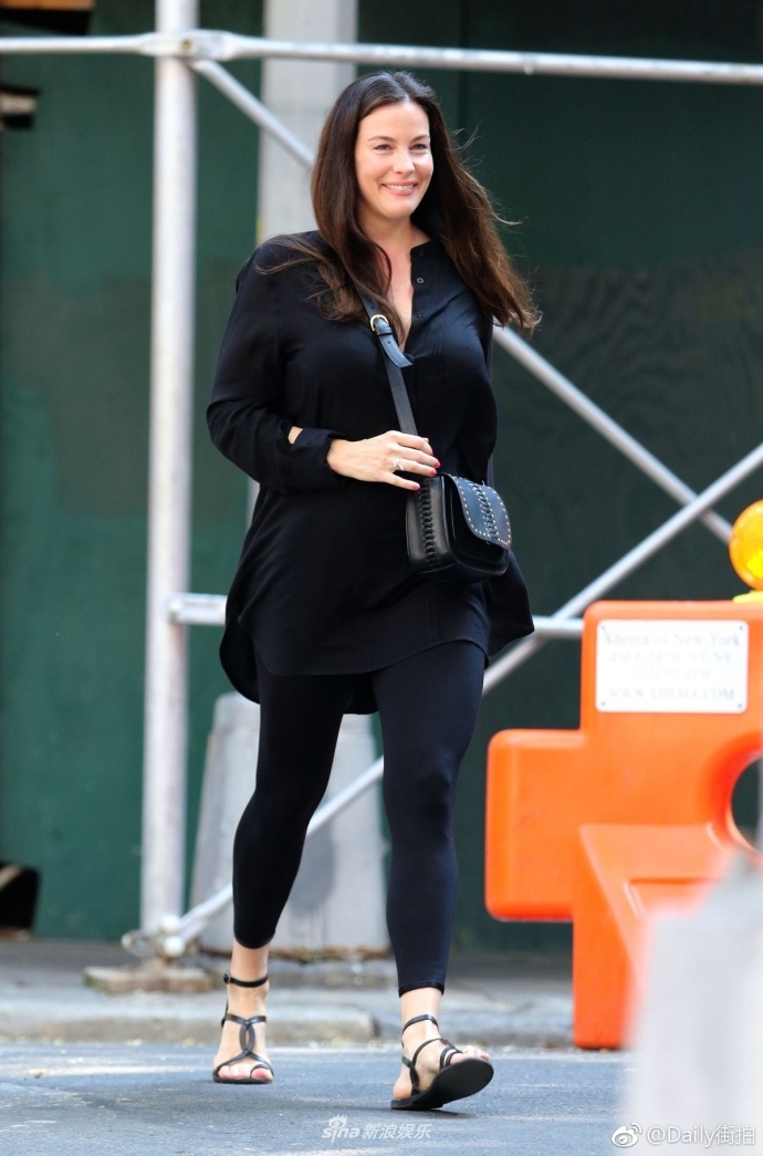 组图:40岁女星丽芙·泰勒出街露甜美笑容 仍是一身黑