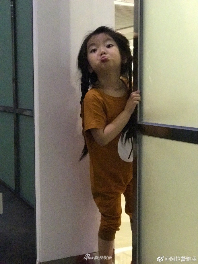 阿拉蕾晒行走的表情包超可爱