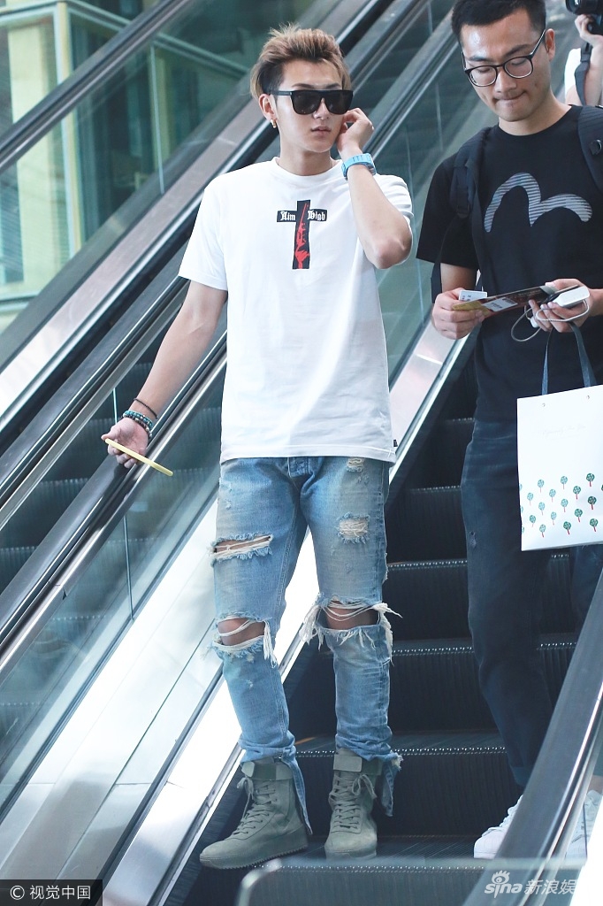 组图:黄子韬机场一路低头玩手机 踩"军靴"扎朝天揪潮到飞起