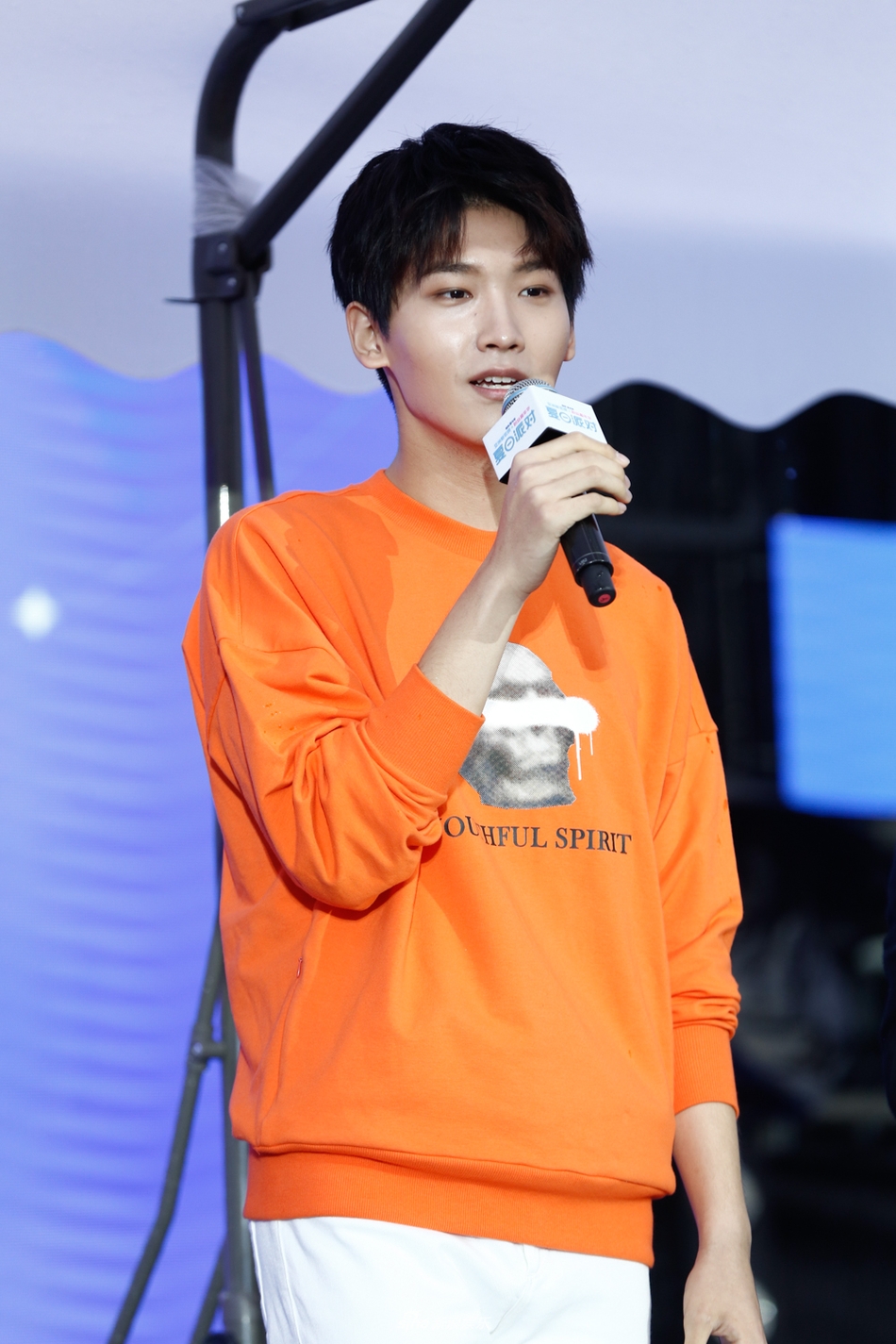 邢昭林实力宠粉开启撩妹模式 现场上演背后拥抱摸头杀