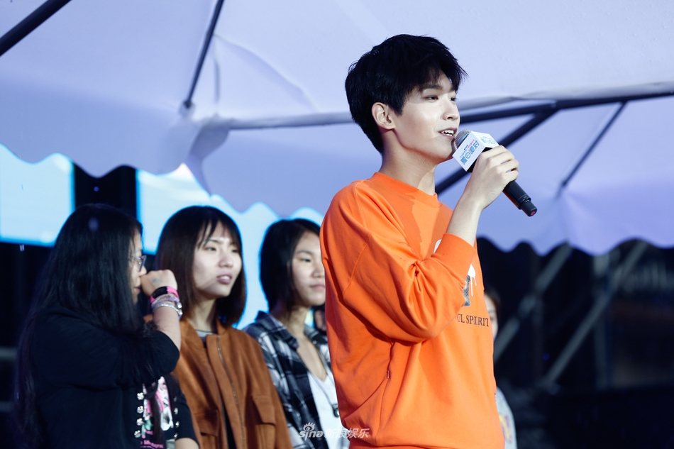 邢昭林实力宠粉开启撩妹模式 现场上演背后拥抱摸头杀