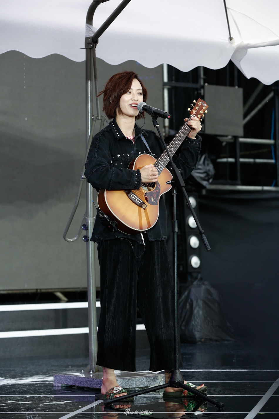 组图:马吟吟黑色套装现身雨中献唱 酷美造型显温情