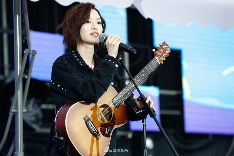 组图:马吟吟黑色套装现身雨中献唱 酷美造型显温情