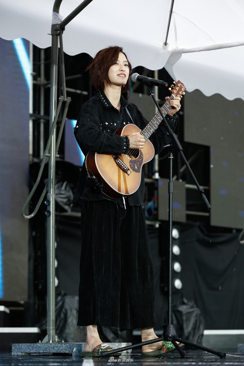 组图:马吟吟黑色套装现身雨中献唱 酷美造型显温情_高清图集_新浪网