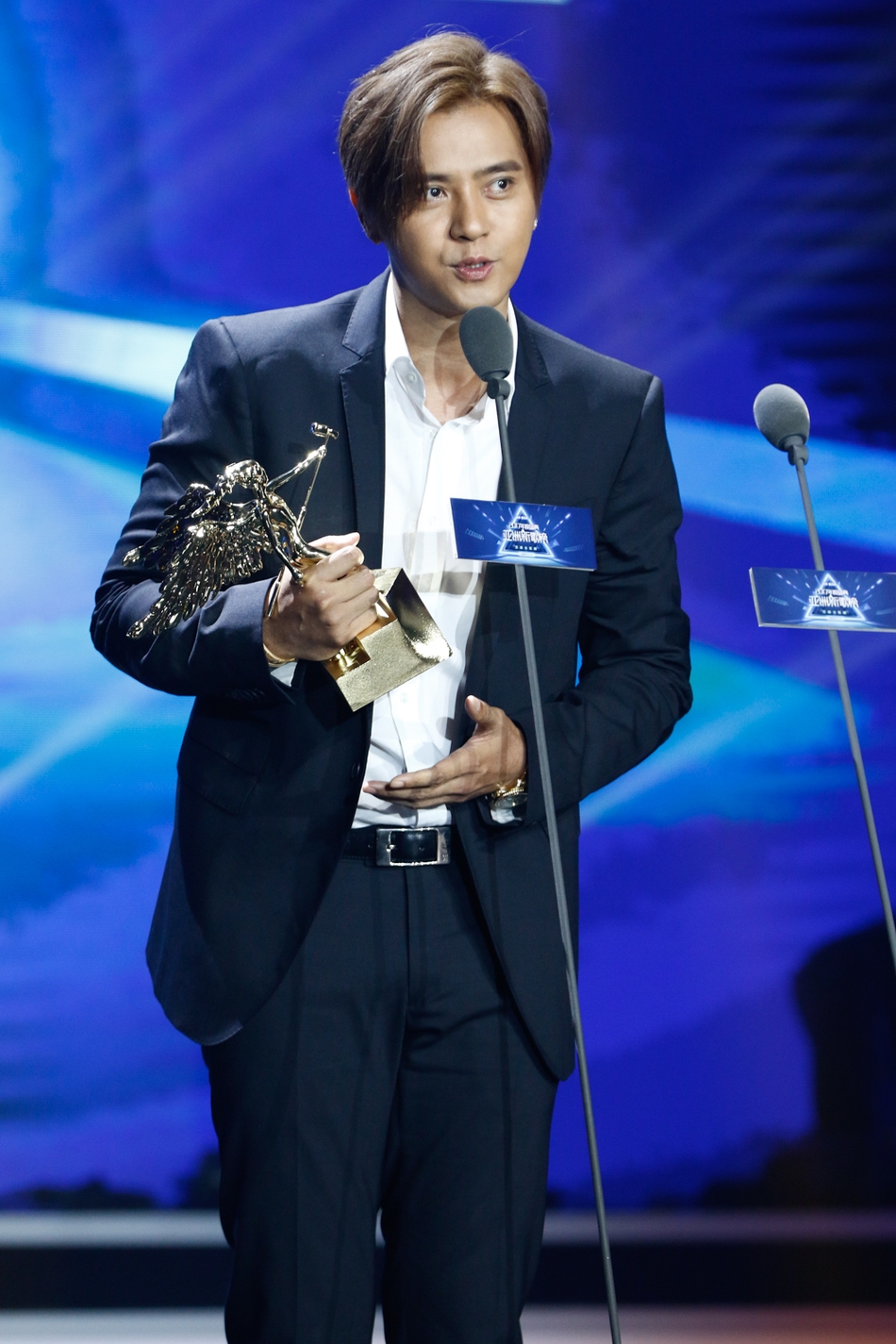 组图:罗志祥获亚洲新歌榜2017年度港台最受欢迎男歌手荣誉_高清图集