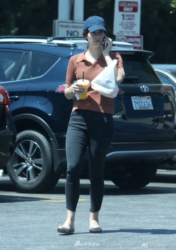 新浪娱乐讯 当地时间8月26日,美国女星拉娜·德雷(lana del rey)在