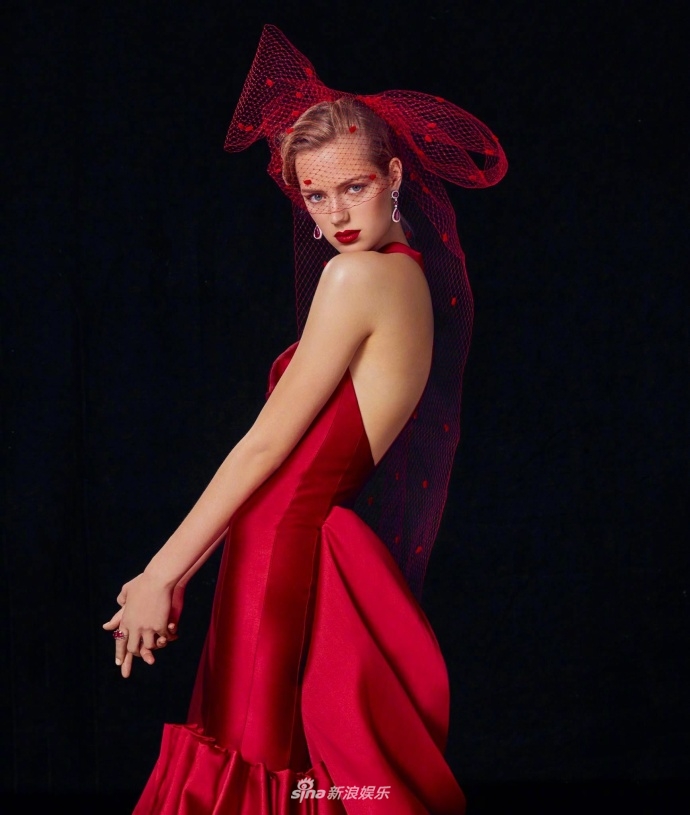 艾瑟·希施时尚大片曝光 红唇卷发宛若复古美人
