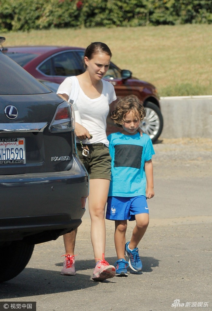 组图:辣妈波特曼顶烈日带儿子远足 小家伙全程蔫头耷脑