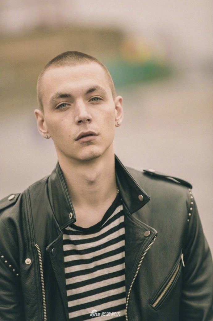 8 / 9 新浪娱乐讯 近日,男模尤锐·普拉斯刚 (yuri pleskun) 一组写真