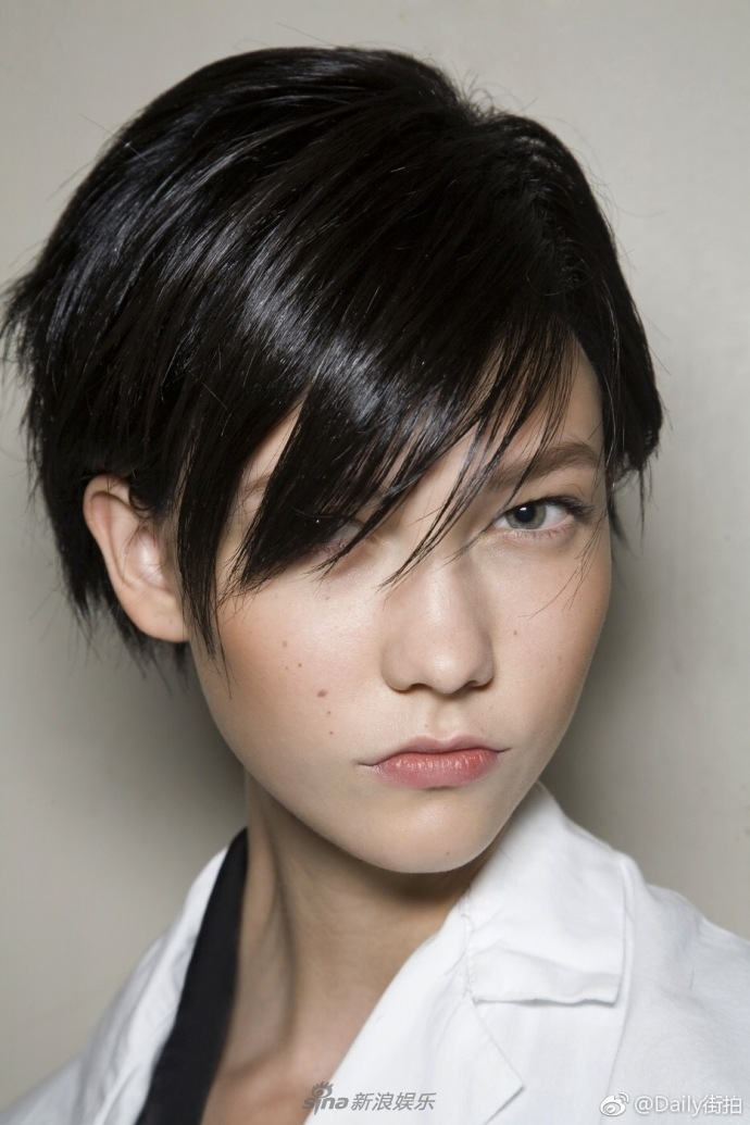 组图:超模卡莉·克劳斯旧照曝光 帅气短发攻气十足