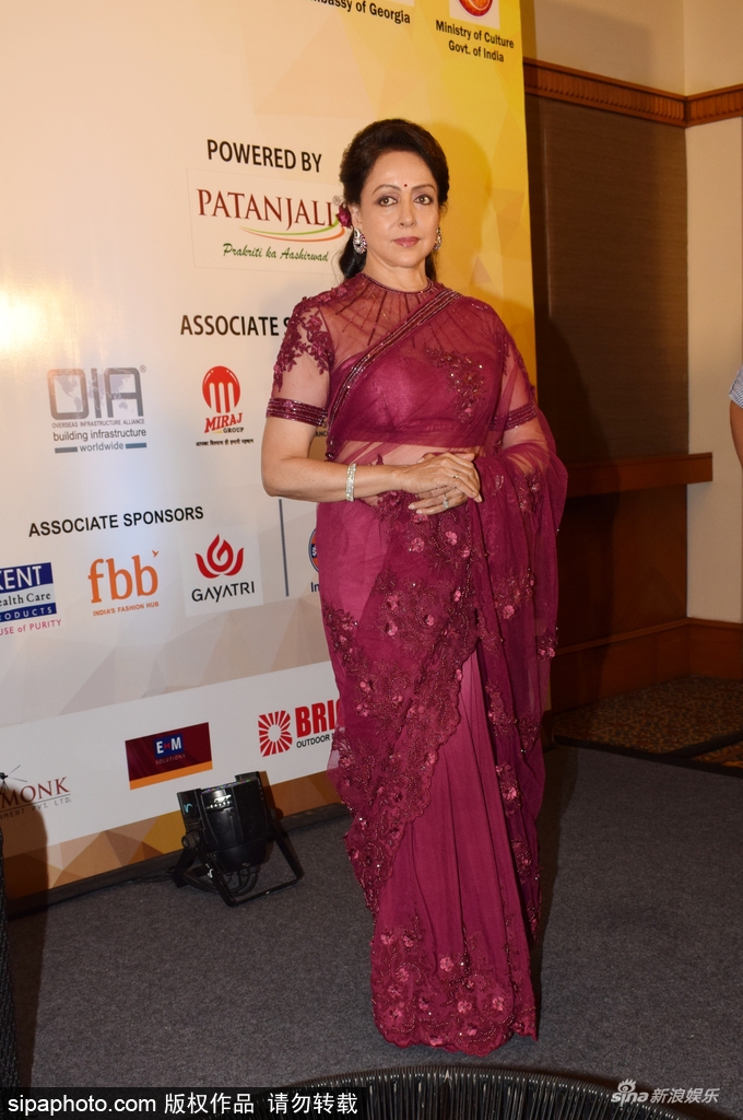 组图:印度女星希玛·玛丽妮穿紫色美裙亮相 气质优雅迷人