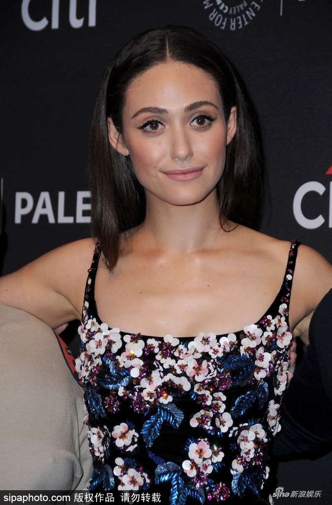 组图:女星艾米·罗森穿吊带绣花美裙亮相 妆容淡雅清新