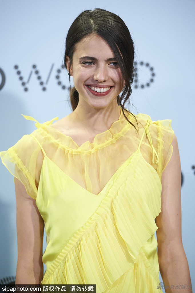 组图:嫩模玛格丽特·库里黄裙亮相 单手撩发个性十足_高清图集_新浪网