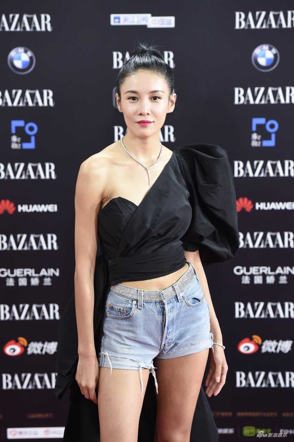 张蓝心性感亮相红毯 穿牛仔短裤秀大长腿