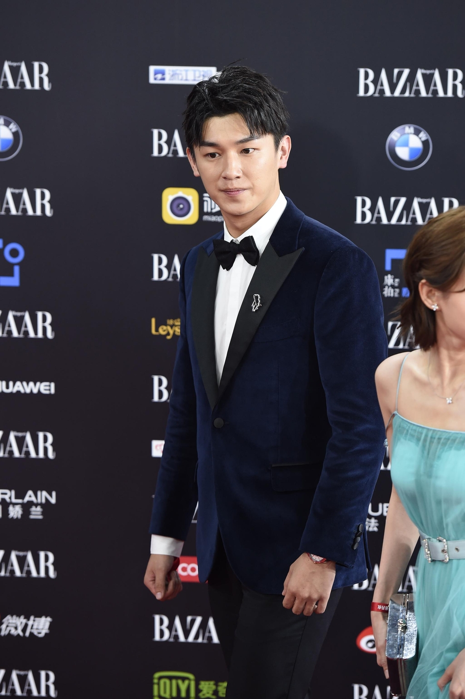 组图:杨旭文李一桐亮相红毯配一脸 男帅女靓太惹眼