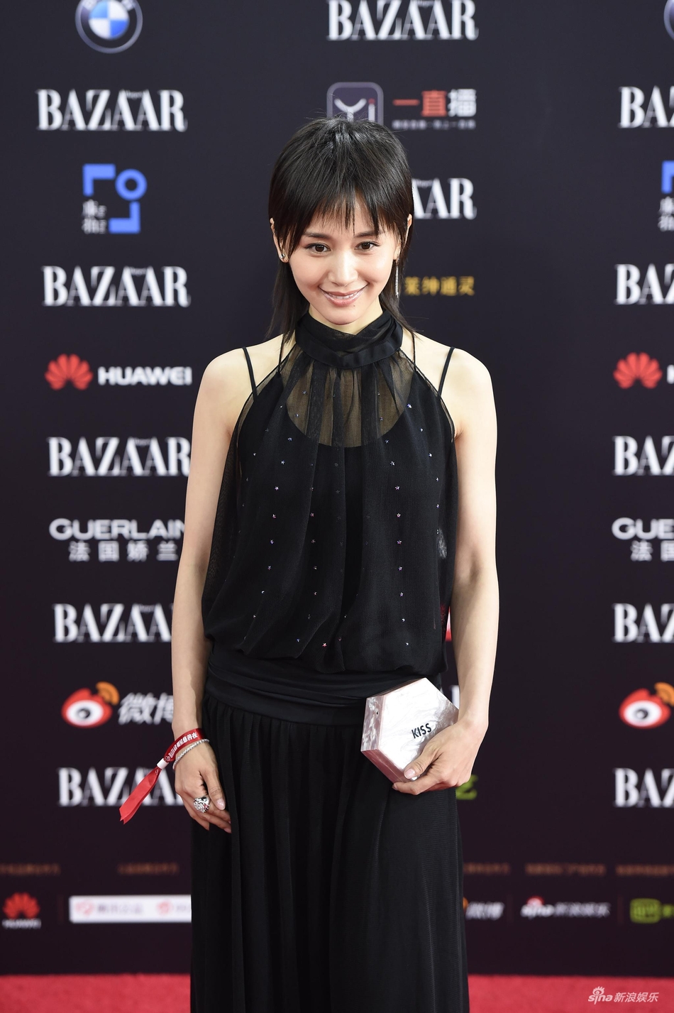 组图:王子文穿薄纱礼裙亮相红毯 小露香肩韵味十足