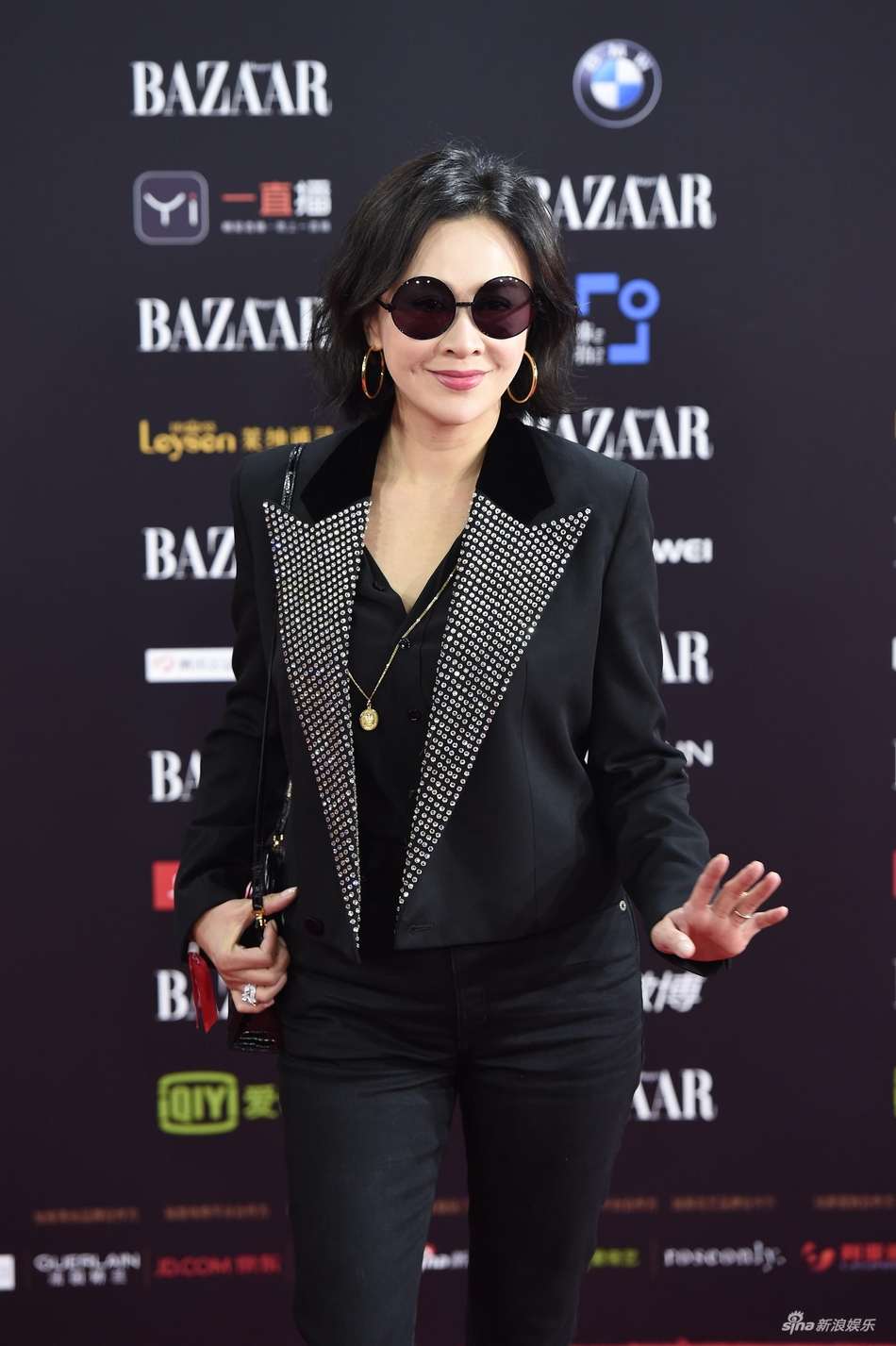 组图:刘嘉玲穿黑色西装亮相红毯 尽显强大气场