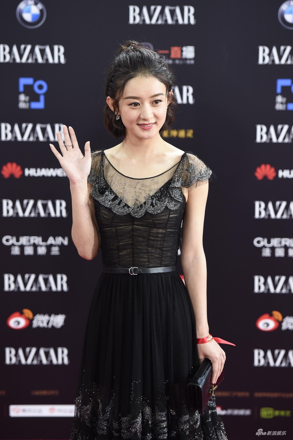 组图:赵丽颖黑色长裙亮相红毯 短发造型可爱俏皮