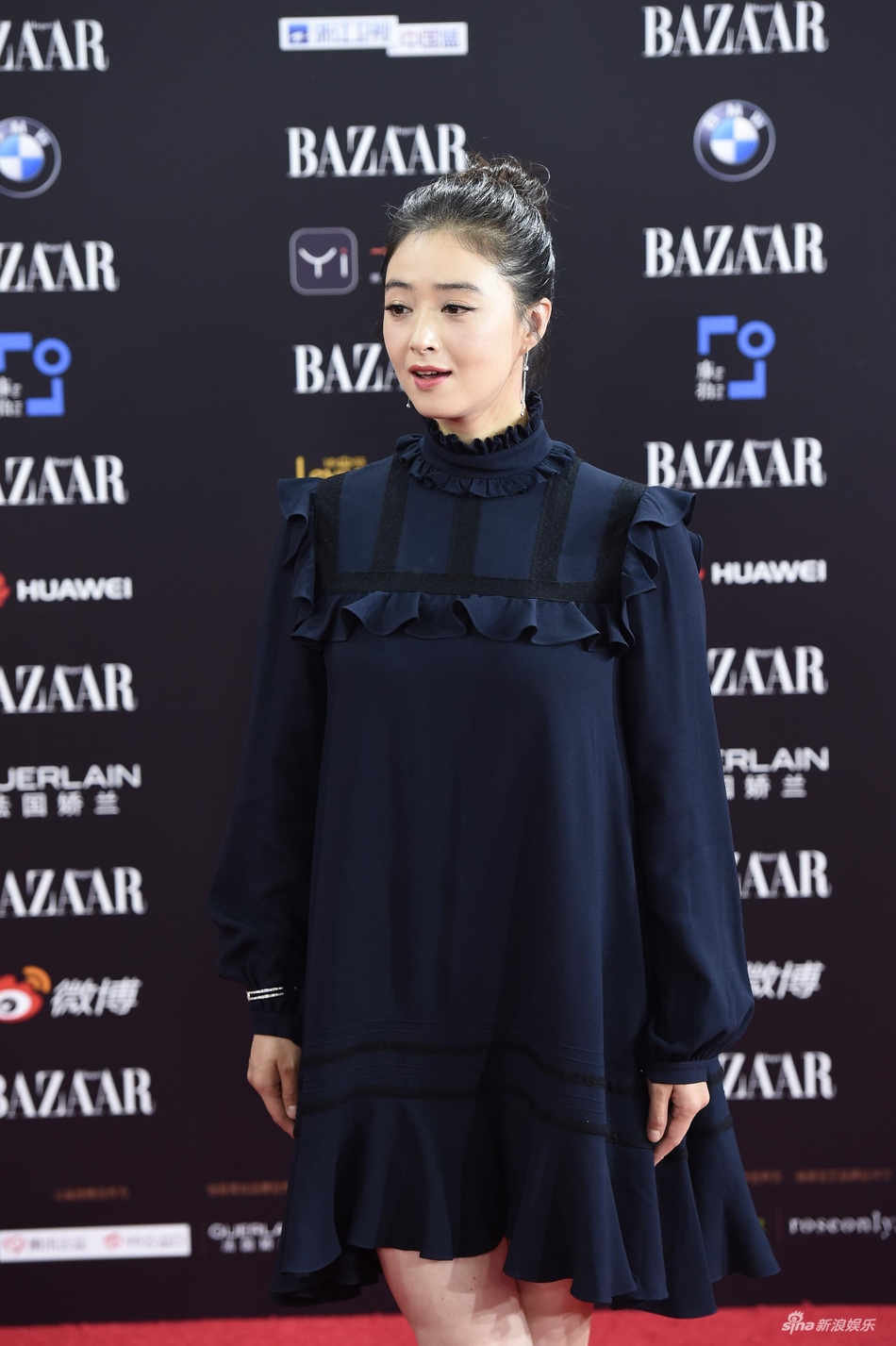 组图蒋欣亮相明星慈善夜红毯穿黑色短裙气场十足