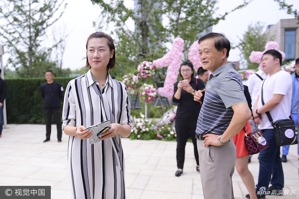 马龙领衔众世界冠军亮相李晓霞婚礼 新人婚宴上对打乒乓球