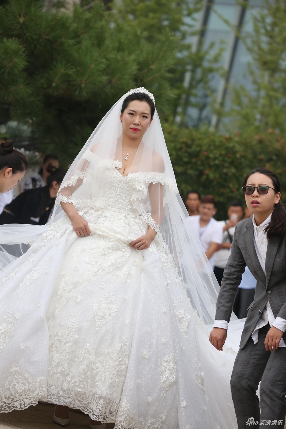 组图:马龙领衔众世界冠军亮相李晓霞婚礼 新人婚宴上对打乒乓球