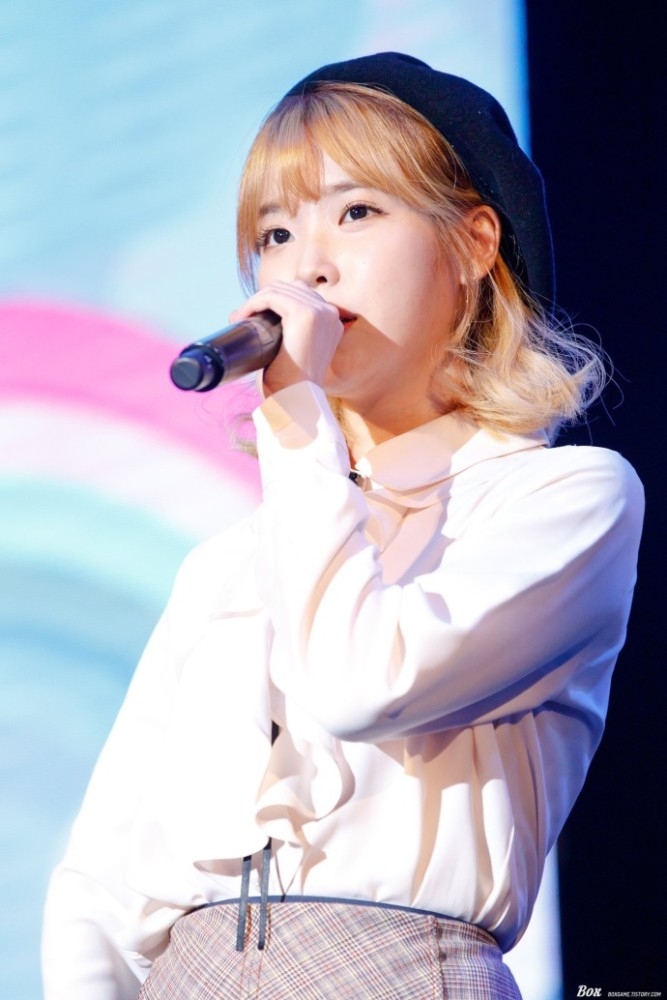 组图:iu出道九年首染金发 白肌红唇似娃娃