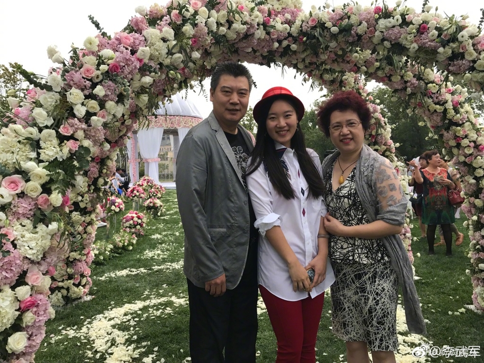 马龙领衔众世界冠军亮相李晓霞婚礼 新人婚宴上对打乒乓球