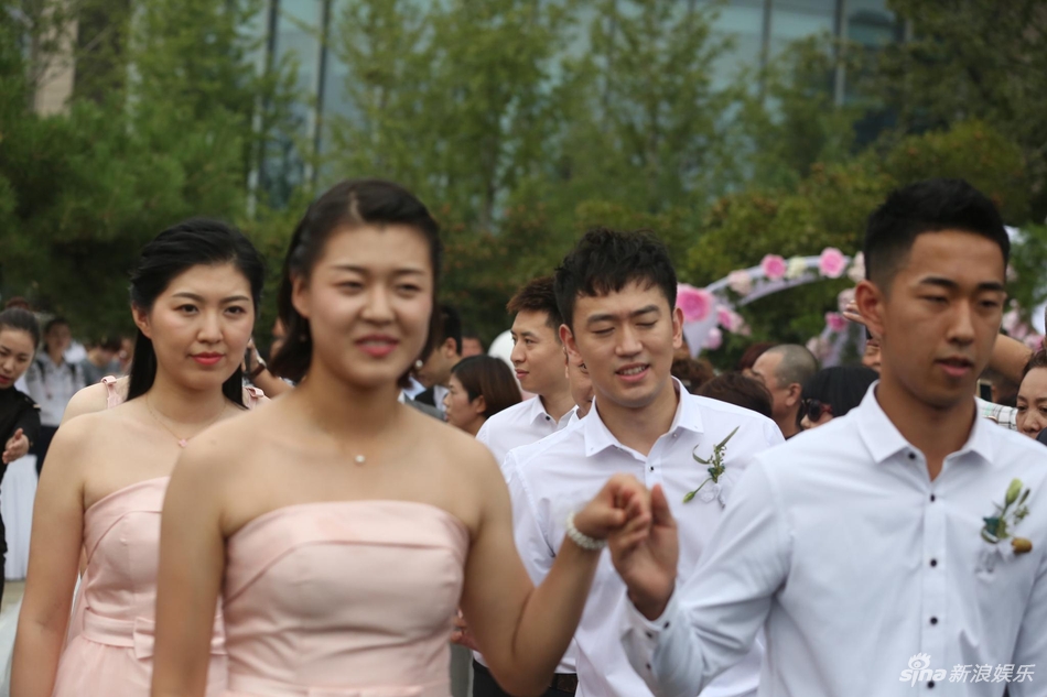 马龙领衔众世界冠军亮相李晓霞婚礼 新人婚宴上对打乒乓球