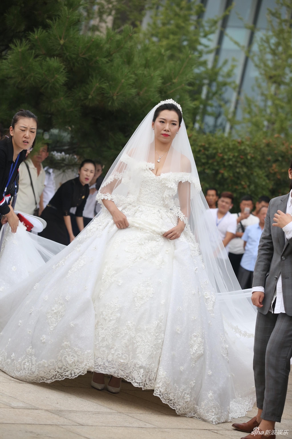 组图:马龙领衔众世界冠军亮相李晓霞婚礼 新人婚宴上对打乒乓球