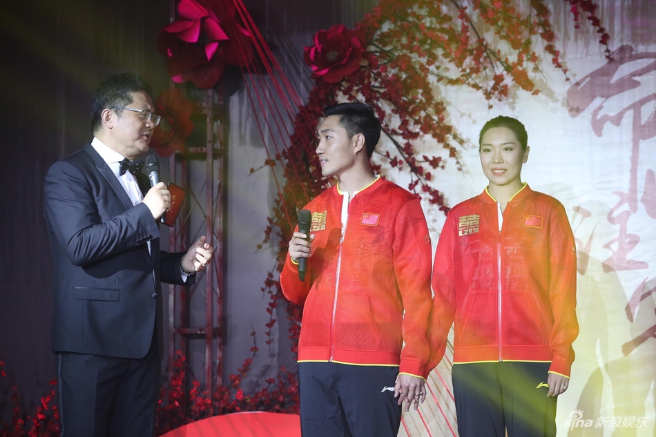 组图:马龙领衔众世界冠军亮相李晓霞婚礼 新人婚宴上对打乒乓球