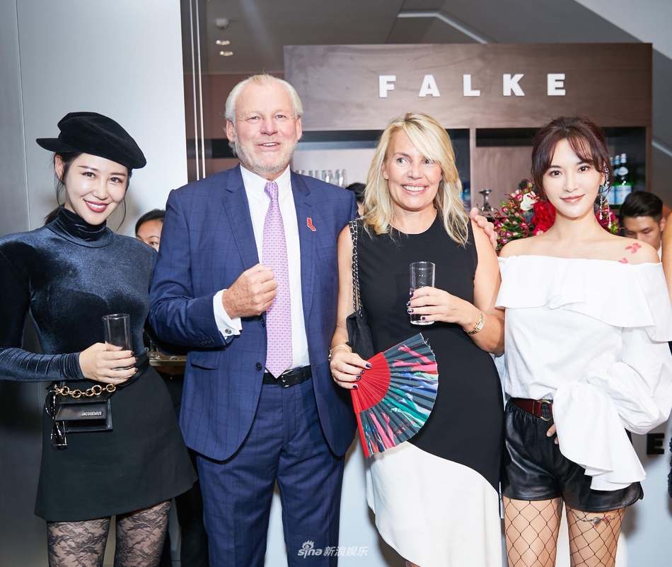 组图莫小棋穿一字肩白色衬衣现身尽显轻熟风韵