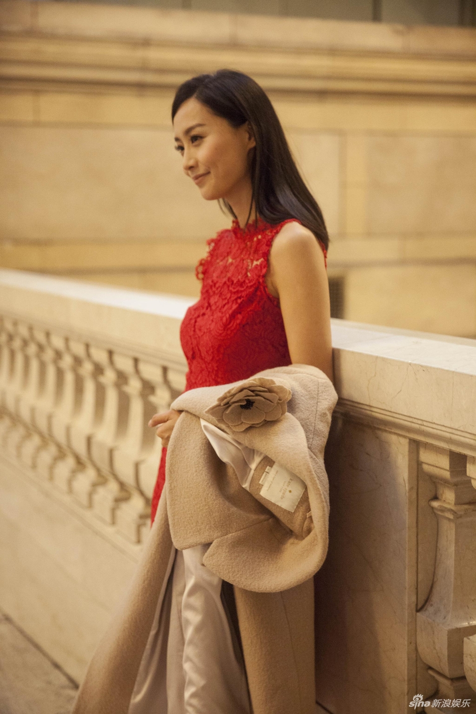 组图:陈法拉亮相纽约时装周 一袭红色蕾丝裙优雅端庄_高清图集_新浪网