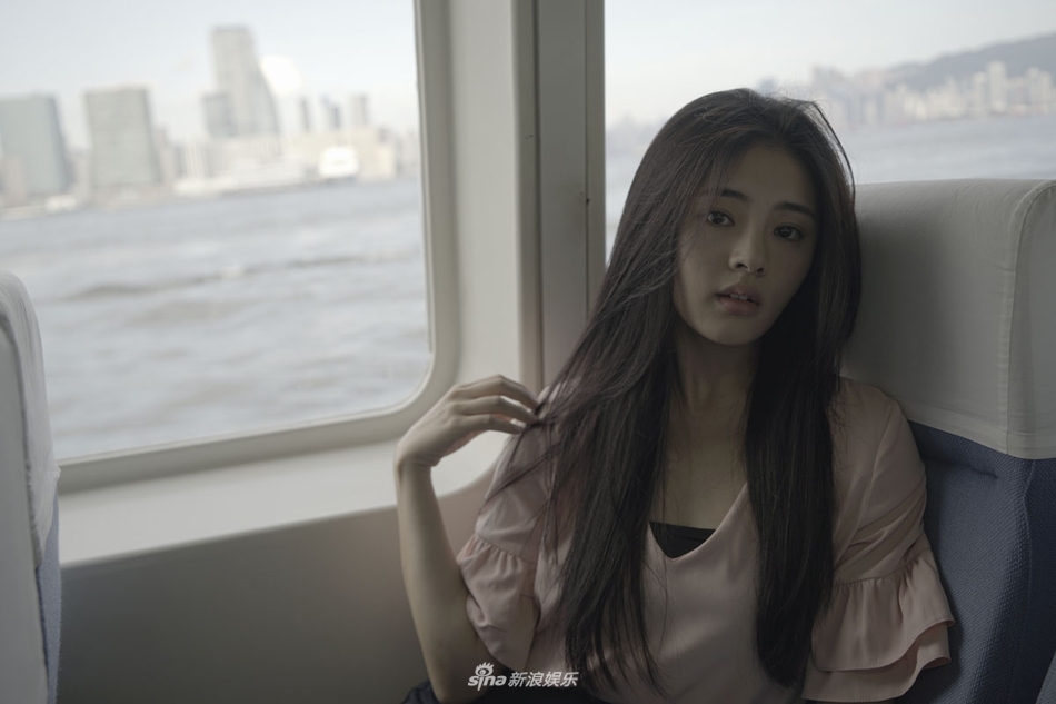 组图许雅婷早秋穿搭招牌嘟嘴俏皮可爱