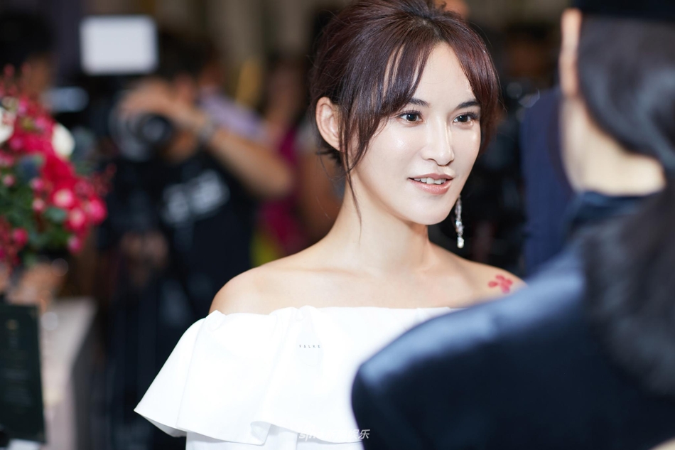 组图:莫小棋穿一字肩白色衬衣现身 尽显轻熟风韵