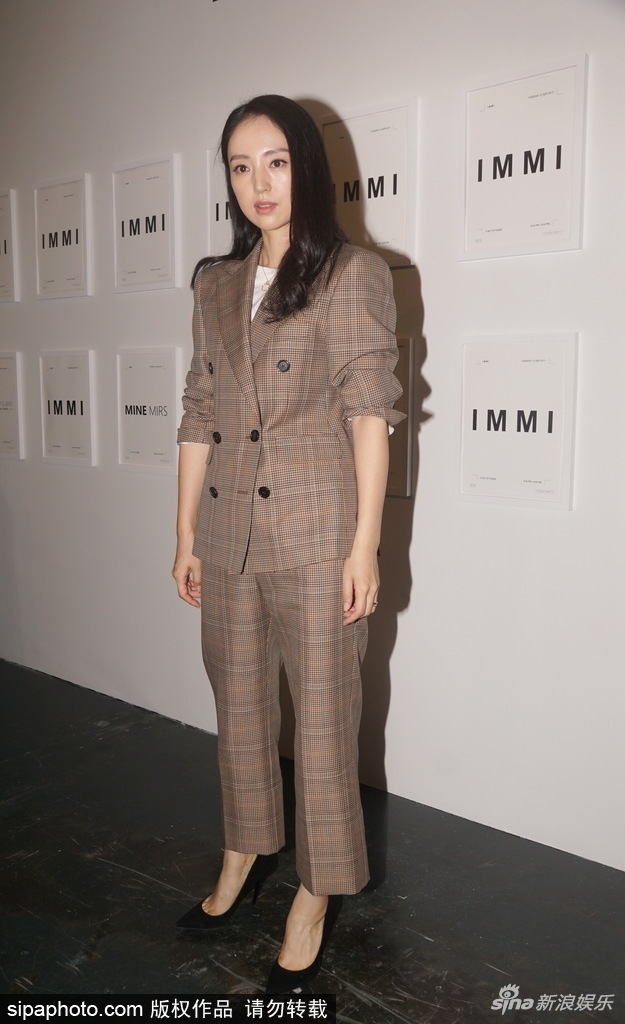 组图辣妈董璇穿格纹西服套装亮相干练十足
