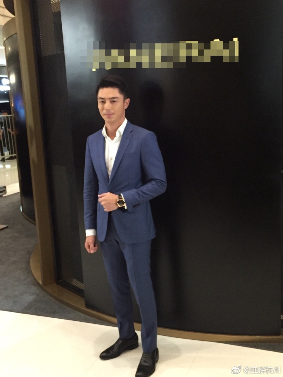 霍建华风波后首公开亮相 西装笔挺笑意盈盈