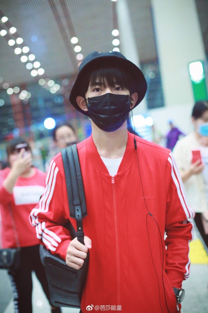 组图:易烊千玺红色运动装配渔夫帽吸睛 遭大批粉丝跟拍