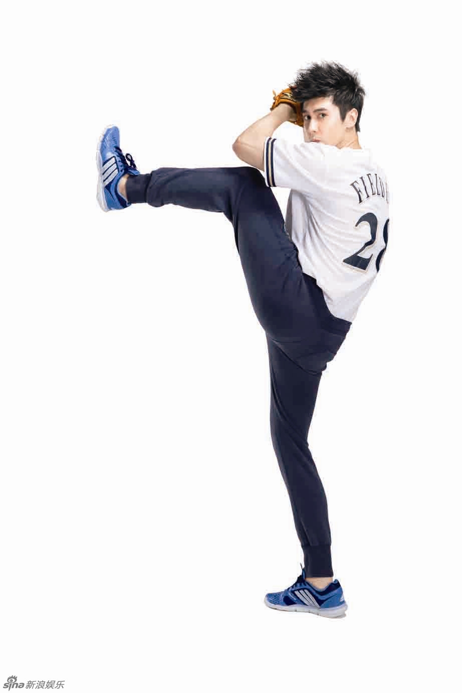 组图:张伦硕早前运动风写真曝光 动感十足活力四射