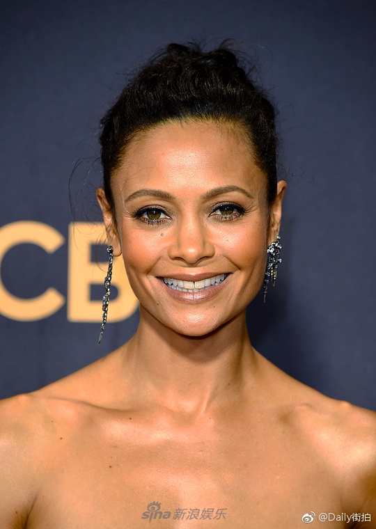 组图:桑迪·牛顿亮相艾红毯 穿粉色抹胸长裙露健康肤色