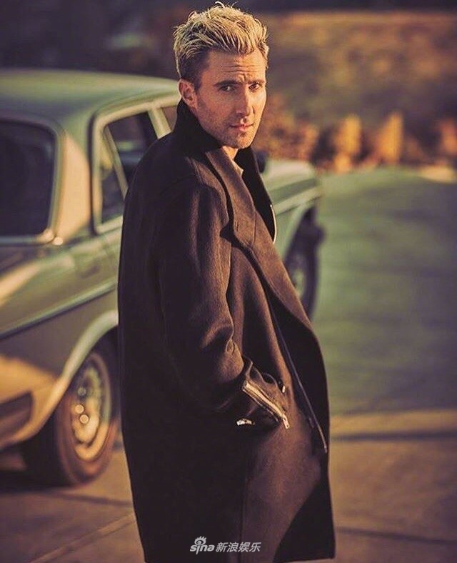 9 新浪娱乐讯 近日,美国歌手亚当·列维(adam noah levine))一组写真