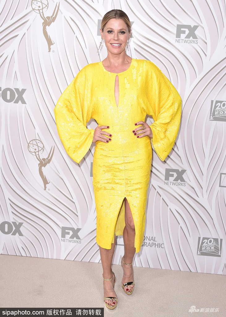 组图女星朱丽鲍温现身一袭明黄色连衣裙亮眼吸睛