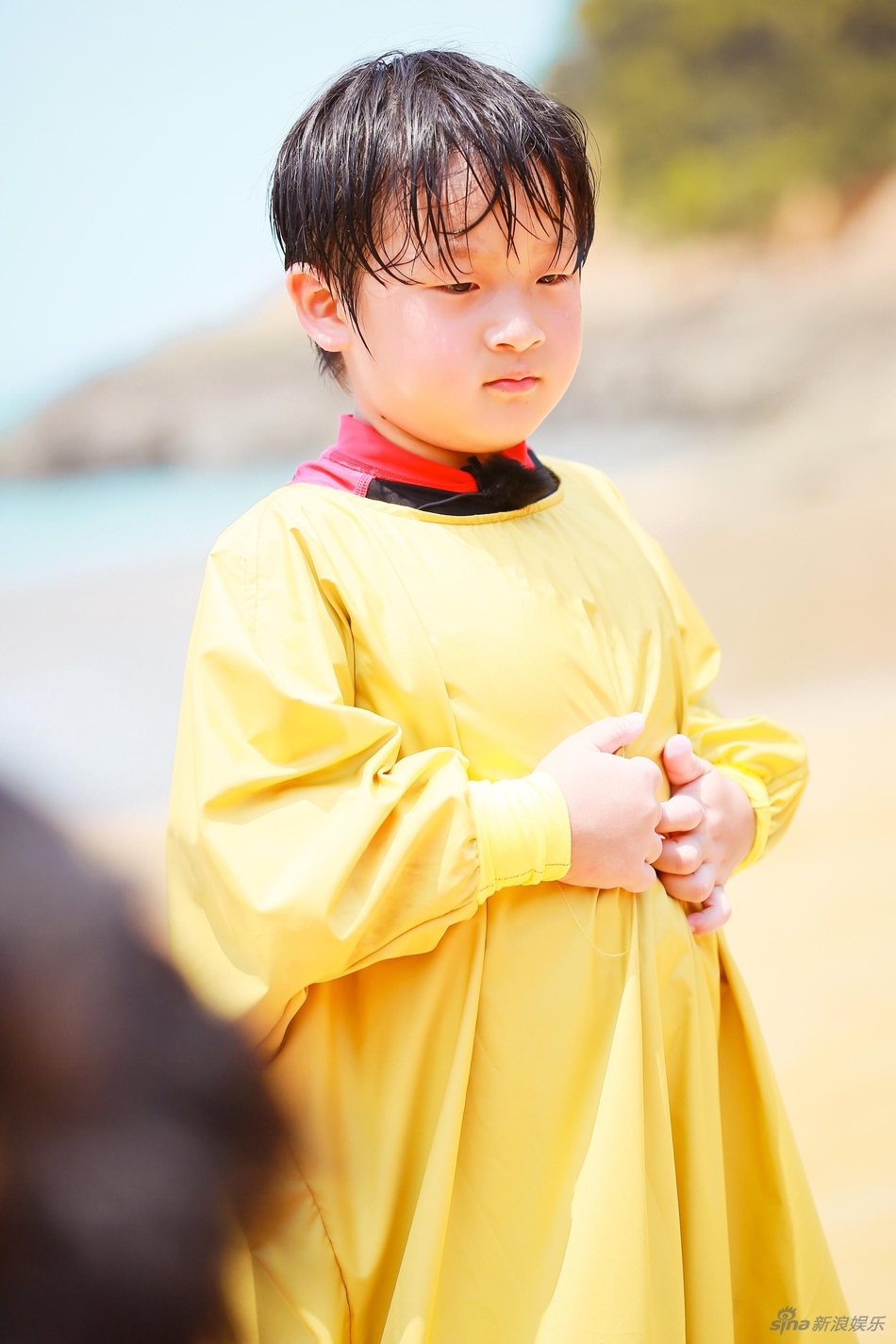 新浪娱乐讯 邹市明冉莹颖儿子轩轩再上《爸爸去哪儿》,这次他是村长