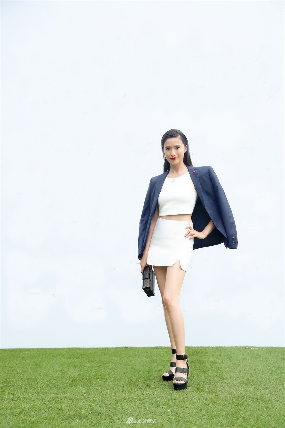 组图龚蓓苾出席时装秀攻气十足小露蛮腰显性感