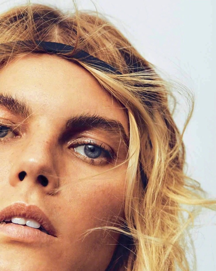 玛丽娜·琳查最新时尚大片曝光 怀旧复古尽显朦胧美