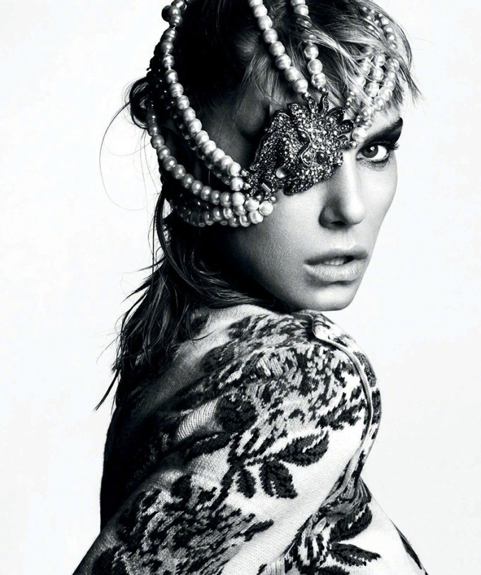 组图:超模安吉拉·林德沃大片曝光 风格迥异演绎另类时尚