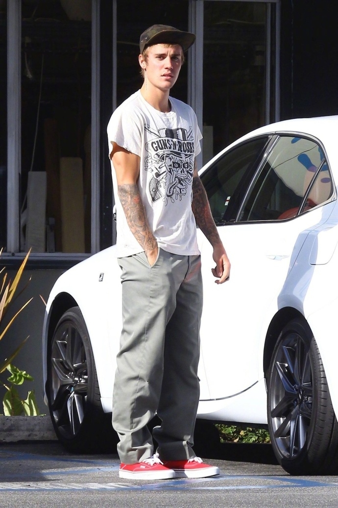 组图:贾斯汀比伯穿白色短t出街 手臂肌肉健硕迷人