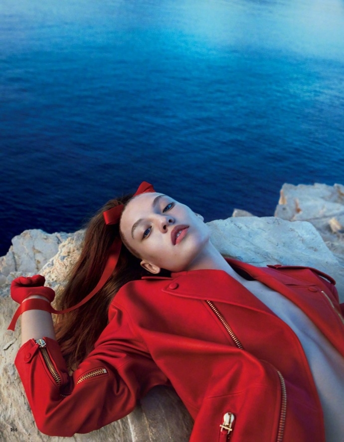 新浪娱乐讯 近日,新晋模特艾格尼丝·阿克尔(agnes akerlund)一组时尚