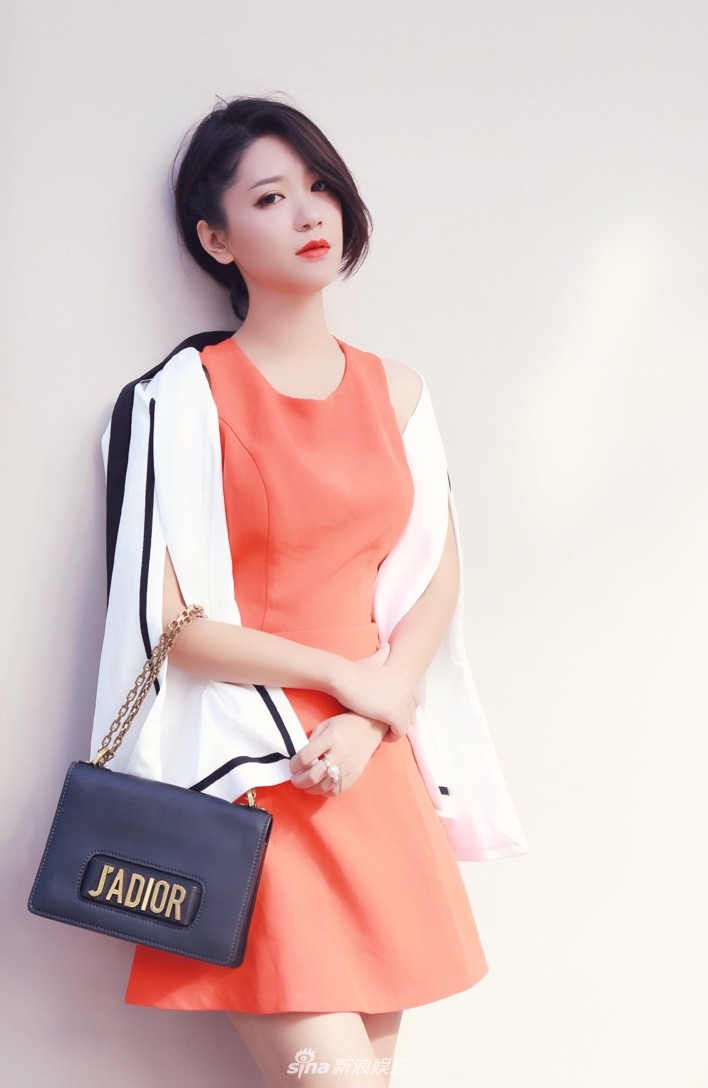 新浪娱乐讯 近日,《苦乐村官》女主角李桃夭夭曝光一组秋日街头写真