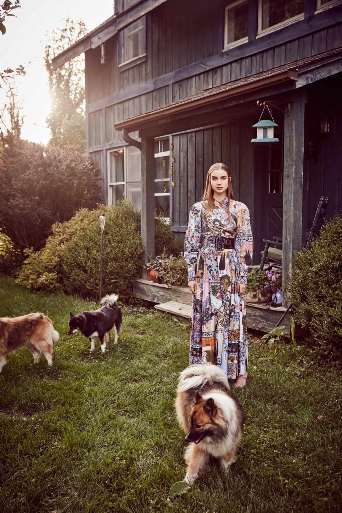 组图:阿莉·迈克尔野外大片曝光 霸气十足又似田园少女