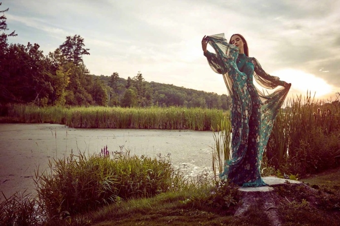 组图:阿莉·迈克尔野外大片曝光 霸气十足又似田园少女